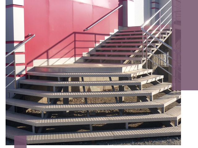 Лестницы для магазина в Кореновске — изготовление и монтаж