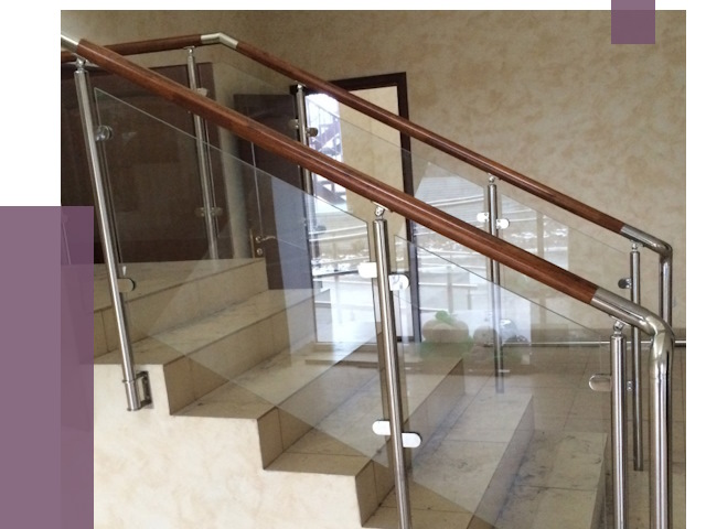 Комбинированные перила из металла и дерева в Кореновске