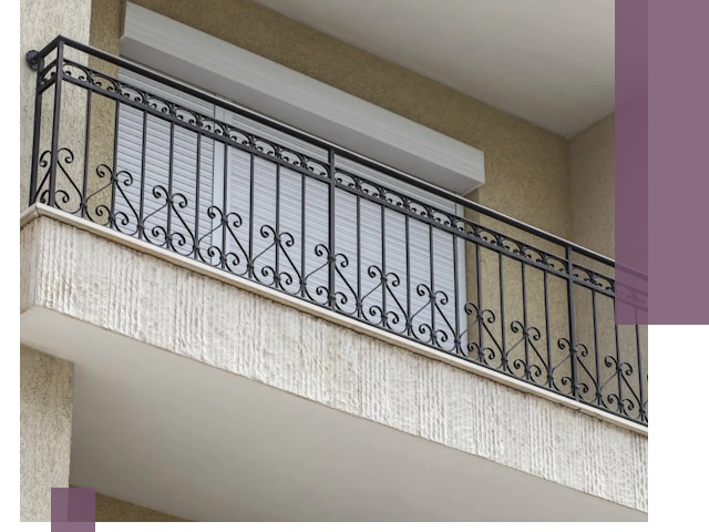 Балконные ограждения из металла и стекла в Кореновске для домов