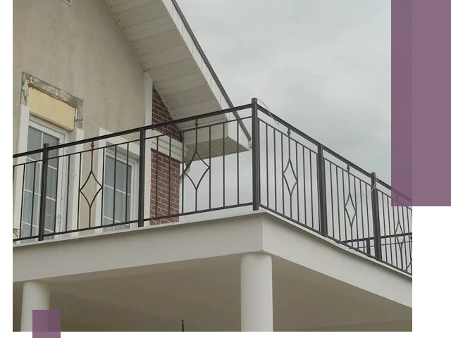 Изготовление балконных ограждений в Кореновске из металла и стекла